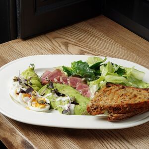 Завтрак с тунцом, авокадо, зеленым салатом и тартином