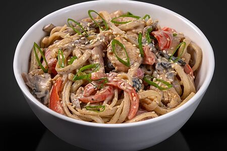 Вок с грибами и курицей в Сливочном соусе