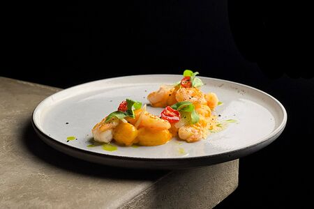 Ньокки с креветками, кокосовый соус, маринованный сельдерей