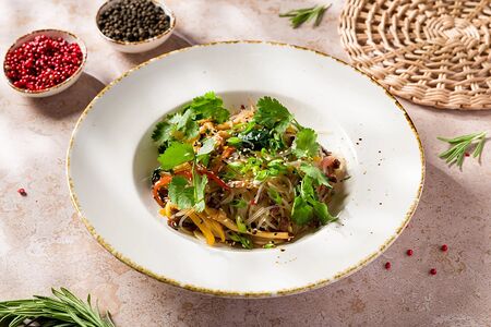 Тёплый салат с рисовой лапшой и говяжьей вырезкой