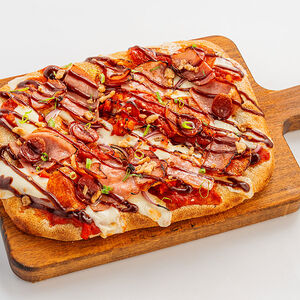 Пицца с колбасками и ветчиной