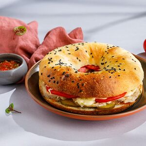 Восточный бейгл с бедром цыплёнка на мангале