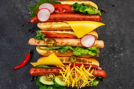 Хот-дог датский с сосиской три перца и сыр