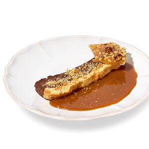 Шоколадное суфле с бисквитом и соленой карамелью