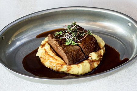 Томлёная говяжья грудинка с трюфельным картофельным крем-пюре