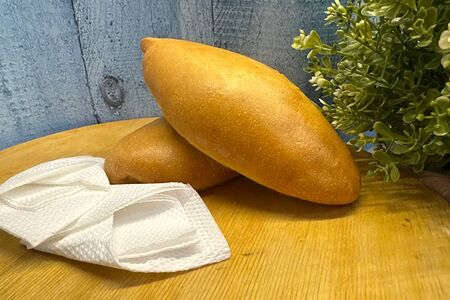 Сдобный пирожок с капустой