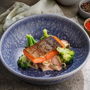 Форель с брокколи и соусом биск