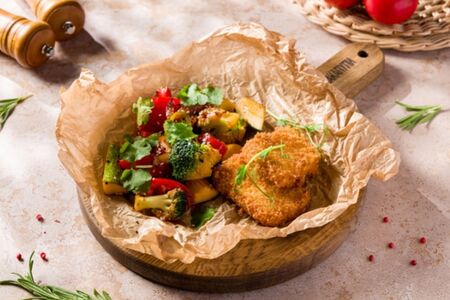 Закуска из жареных овощей и копченым сулугуни в хрустящей корочке