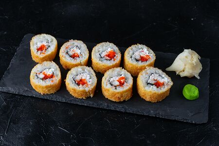 С угрем, крабовым мясом и масаго