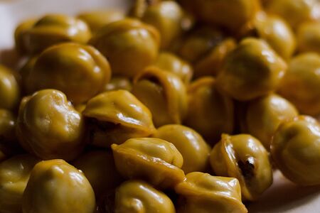 Жареные пельмени в сырном соусе