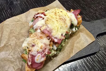 Брускетта с уткой и лисичками