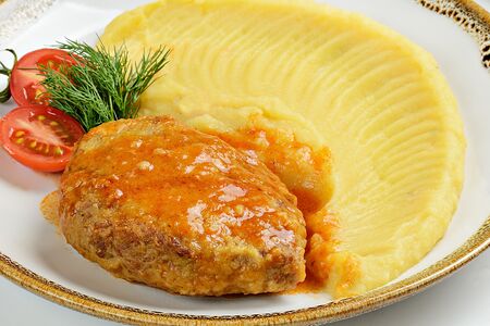 Пюре с котлетой