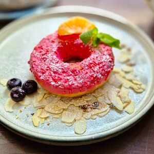 Клубничный пончик 