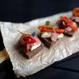 Брускетта с халуми