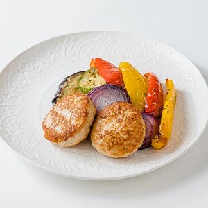 Котлеты из индейки с овощами гриль