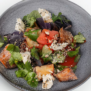 Салат с хрустящими баклажанами, южными томатами, сливочным сыром, кунжутом и соусом сладкий чили