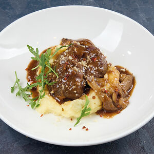 Говяжьи щёки с картофельным пюре