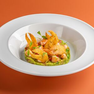 Гуакамоле из авокадо, конкассе из томатов, обжаренные тигровые креветки, лайм