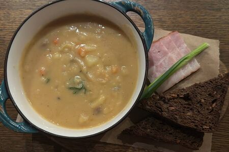 Суп гороховый с копченой грудинкой