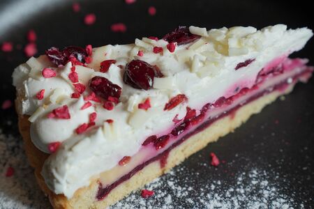 Брусничный торт с белым шоколадом