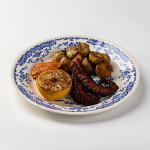 Осьминог с молодым картофелем и соусом ромеско