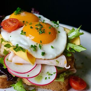 Крок-мадам с ветчиной, сыром и сырным соусом