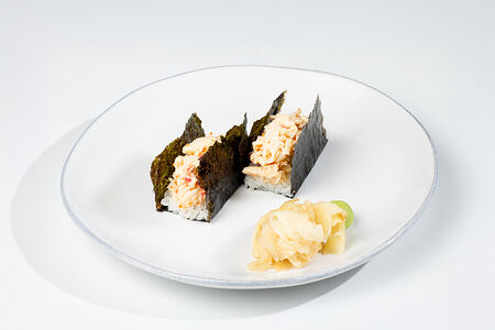 Хэнд ролл с крабом и тобико