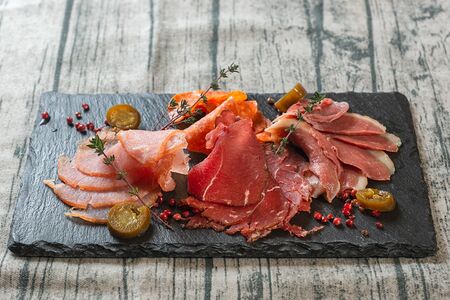 Ассорти сыровяленых деликатесов 