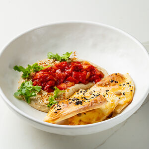 Хумус из белой фасоли со сладкой паприкой и томатами