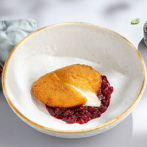 Жареный сулугуни с брусничным соусом