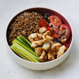Гречка с индейкой, сочными томатами и огурцом