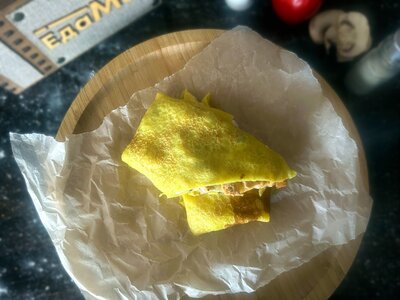 Блинчик с грудинкой и корнишоном