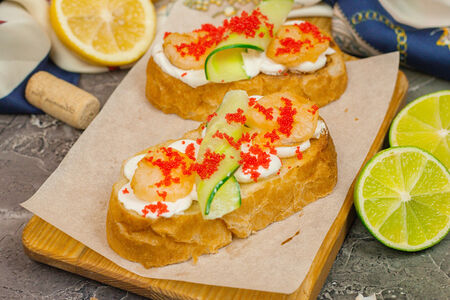 Брускетта с креветками на гриле