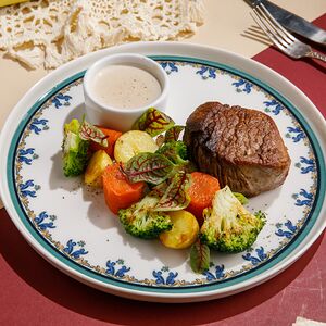 Филе Миньон с печеными овощами и перечным соусом