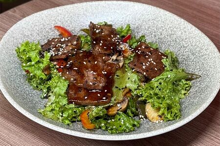 Теплый салат с телятиной