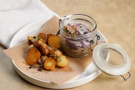 Сельдь слабой соли с картофелем в мундире