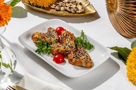 Острые крылья с кунжутом