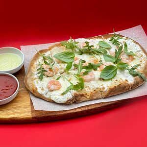 Пицца с креветками и трюфельным маслом