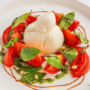 Буррата с томатами