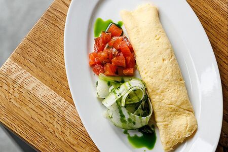 Омлет с лососем и маринованным цукини