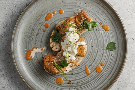 Баклажаны в азиатском стиле со сливочной страчателлой и гренками чиабатты