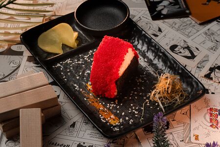 Онигири с копченым лососем