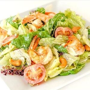 Салат с креветкой и арахисом