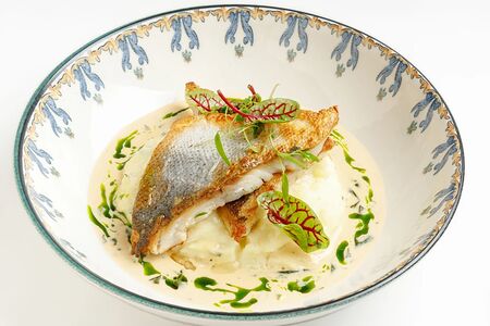 Пикша с соусом из мидий и пюре с пажитником