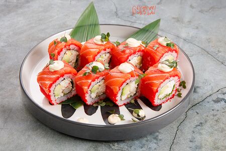 Ролл Гаара с лососем, угрём и трюфельным соусом