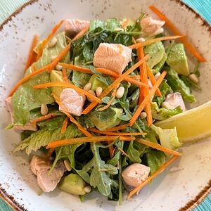 Салат с запеченным лососем 