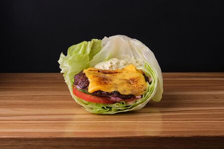 Бургер без булки в листьях салата Яс