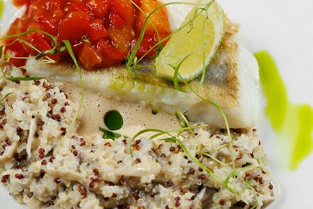 Филе судака с киноа с апельсиновым лечо 