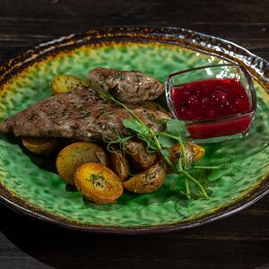 Медальоны из свинины с брусничным соусом 