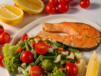 Стейк из лосося с овощами на пару
